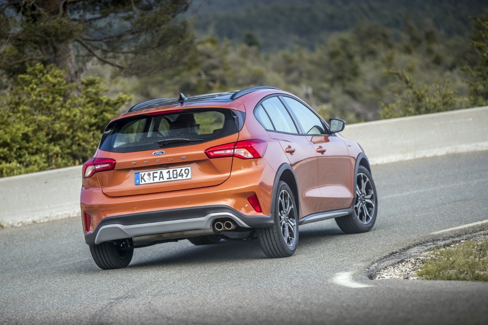 Representación del Ford Focus desde un ángulo trasero que destaca su silueta deportiva.