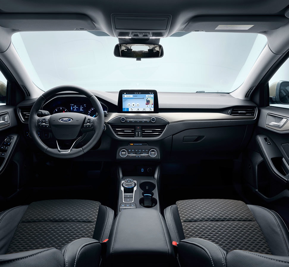 Vista del interior del Ford Focus, mostrando asientos y disposición del salpicadero.