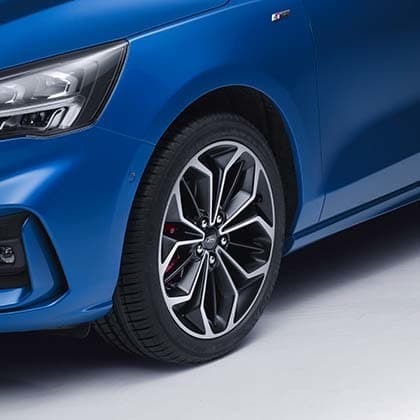 Vista del rin de aleación de un Ford Focus.