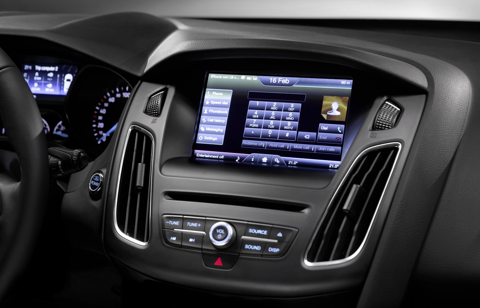 Centro de infotainment del Ford Focus con pantalla táctil y controles intuitivos.