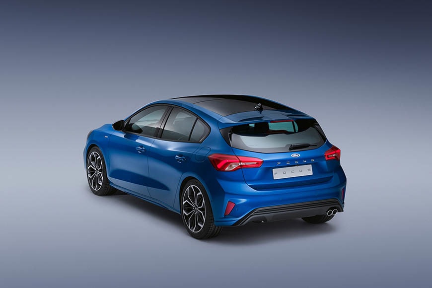 Vista trasera del Ford Focus revelando su diseño moderno y escapes.