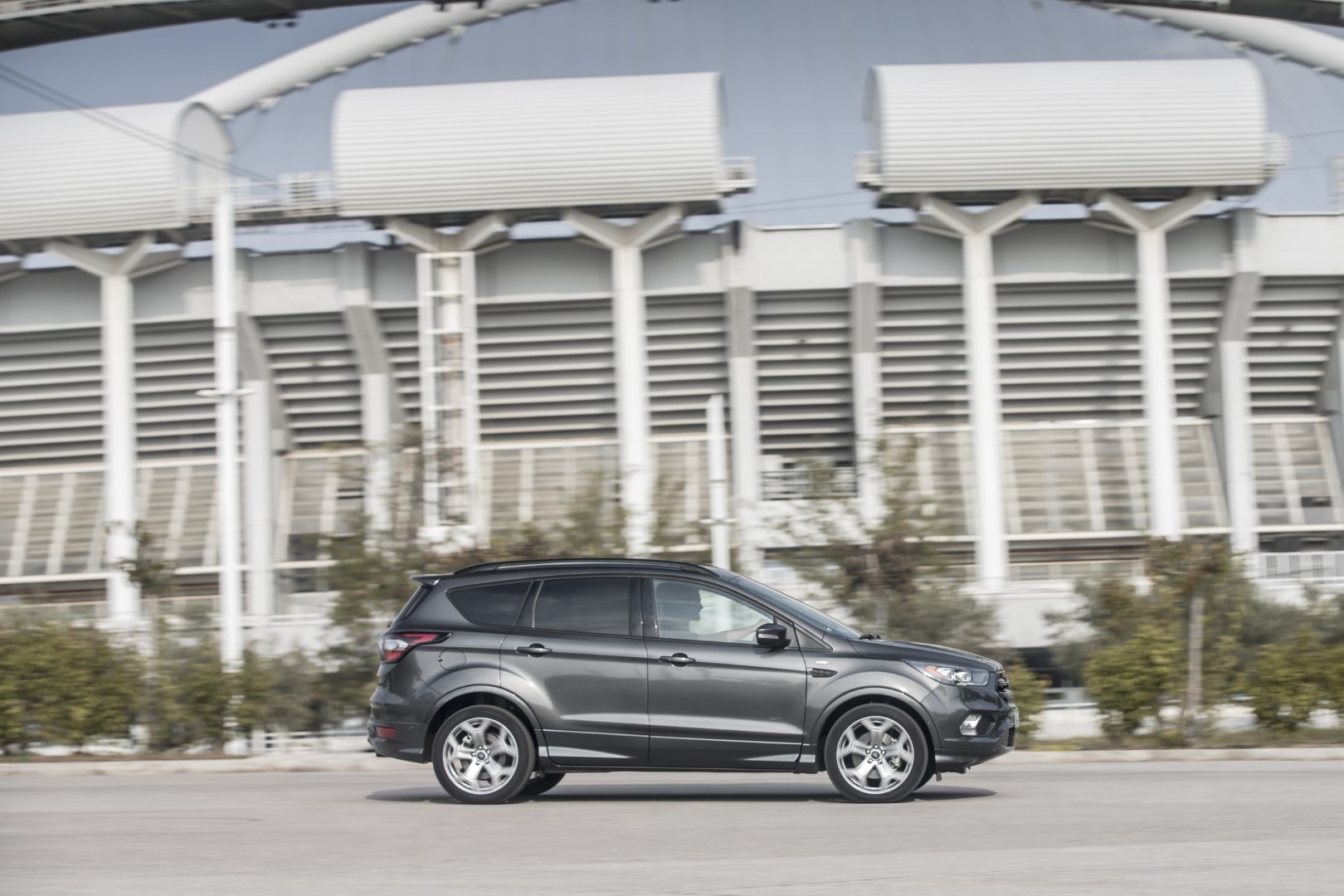 Espejo lateral del Ford Kuga Híbrido, destacando su acabado.