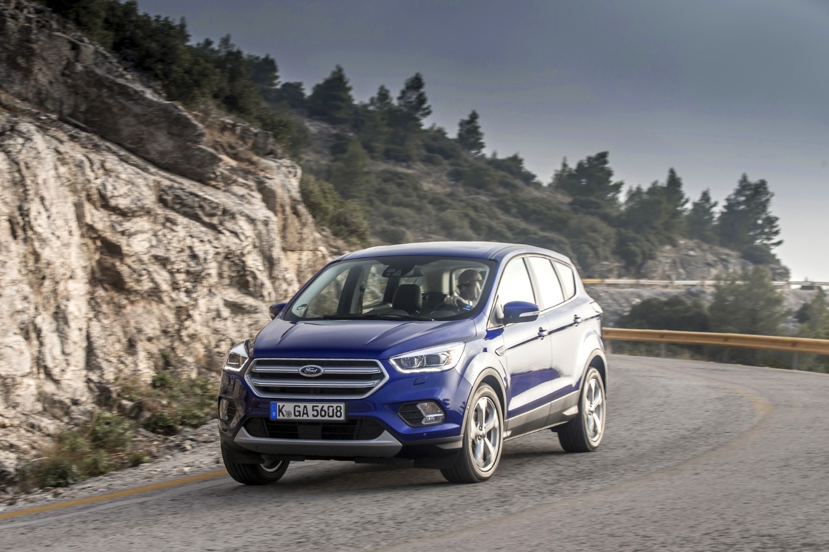 Los asientos traseros del Ford Kuga Híbrido brindan confort y amplitud.