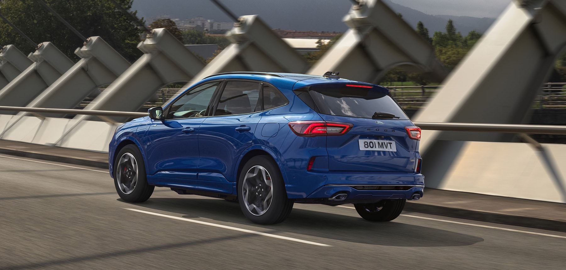 Imagen del Ford Kuga Híbrido capturando su ángulo trasero y perfil lateral.