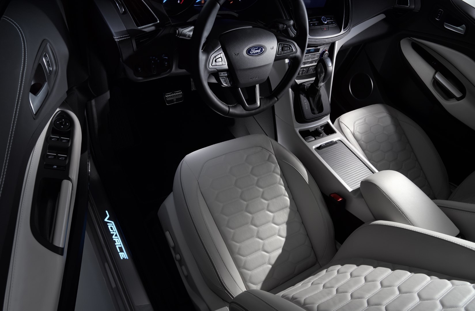 Ford Kuga Híbrido siendo cargado, una imagen que resalta su capacidad híbrida.