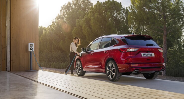 El Ford Kuga Híbrido en movimiento, destacando su diseño moderno y aerodinámico. El Ford Kuga Híbrido en movimiento, destacando su diseño moderno y aerodinámico.