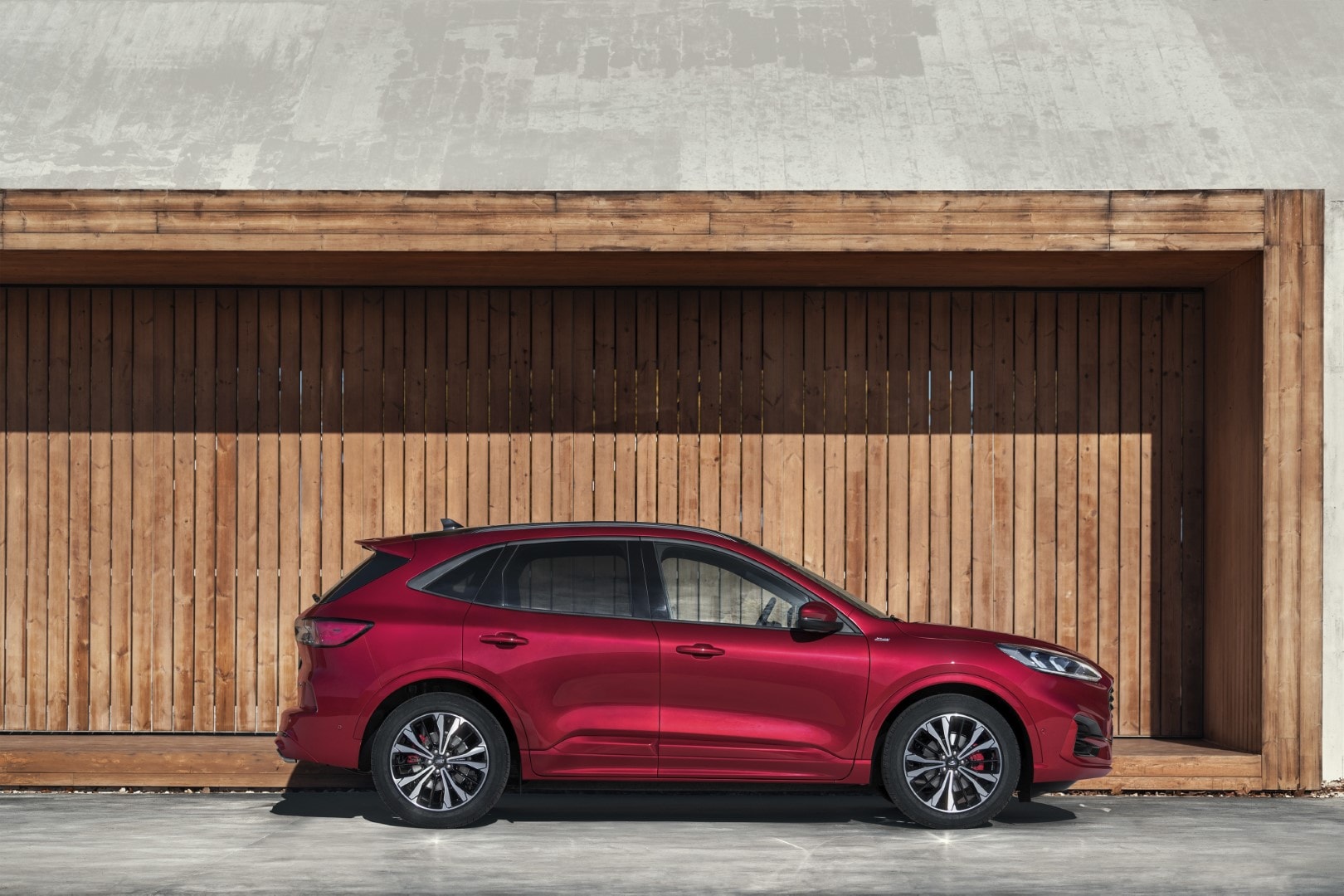 El Ford Kuga Híbrido destacado en un entorno moderno, mostrando su versatilidad.