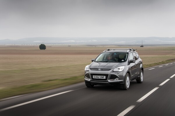 Una vista frontal del Ford Kuga Híbrido en un paisaje nevado. Una vista frontal del Ford Kuga Híbrido en un paisaje nevado.