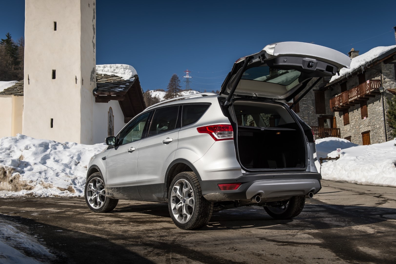 El Ford Kuga Híbrido destaca por su diseño dinámico y elegante.