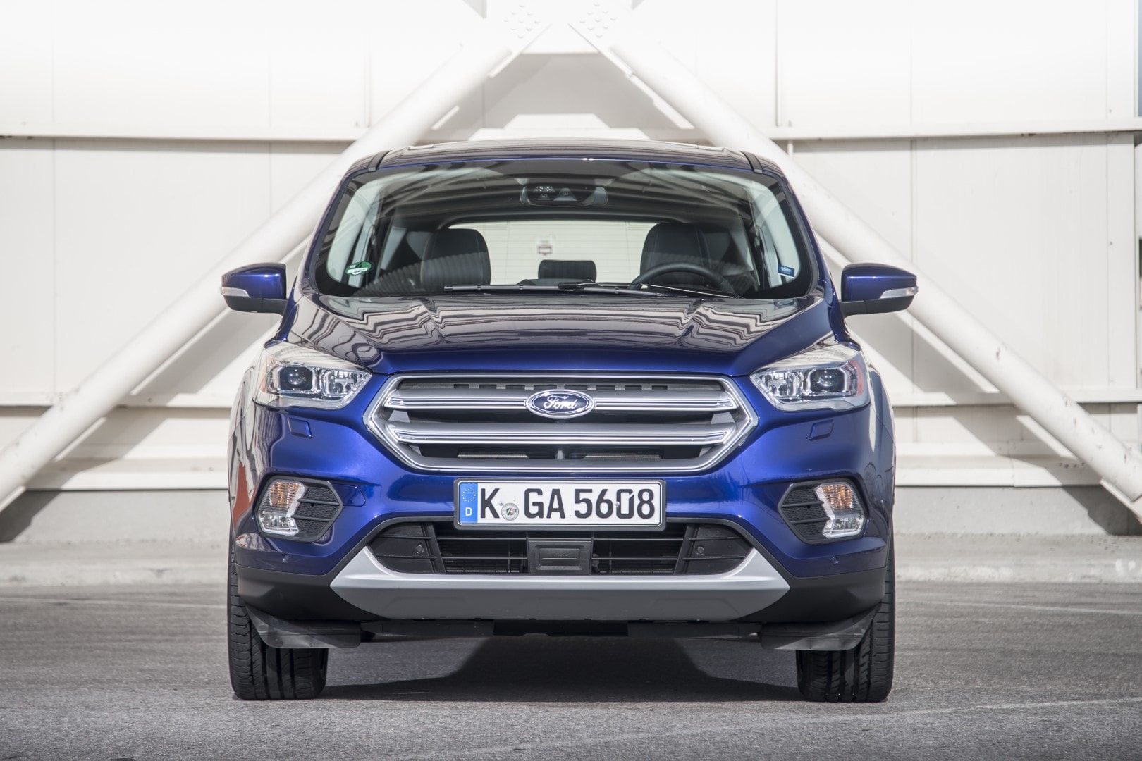 Perfil del Ford Kuga Híbrido con líneas elegantes y sofisticadas.