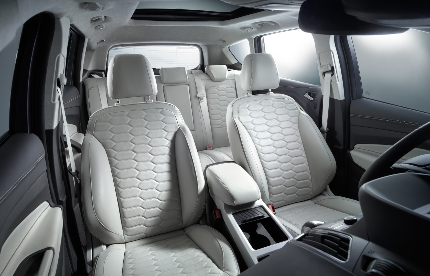 Dibujo elegante mientras recorre la carretera junto al lago.