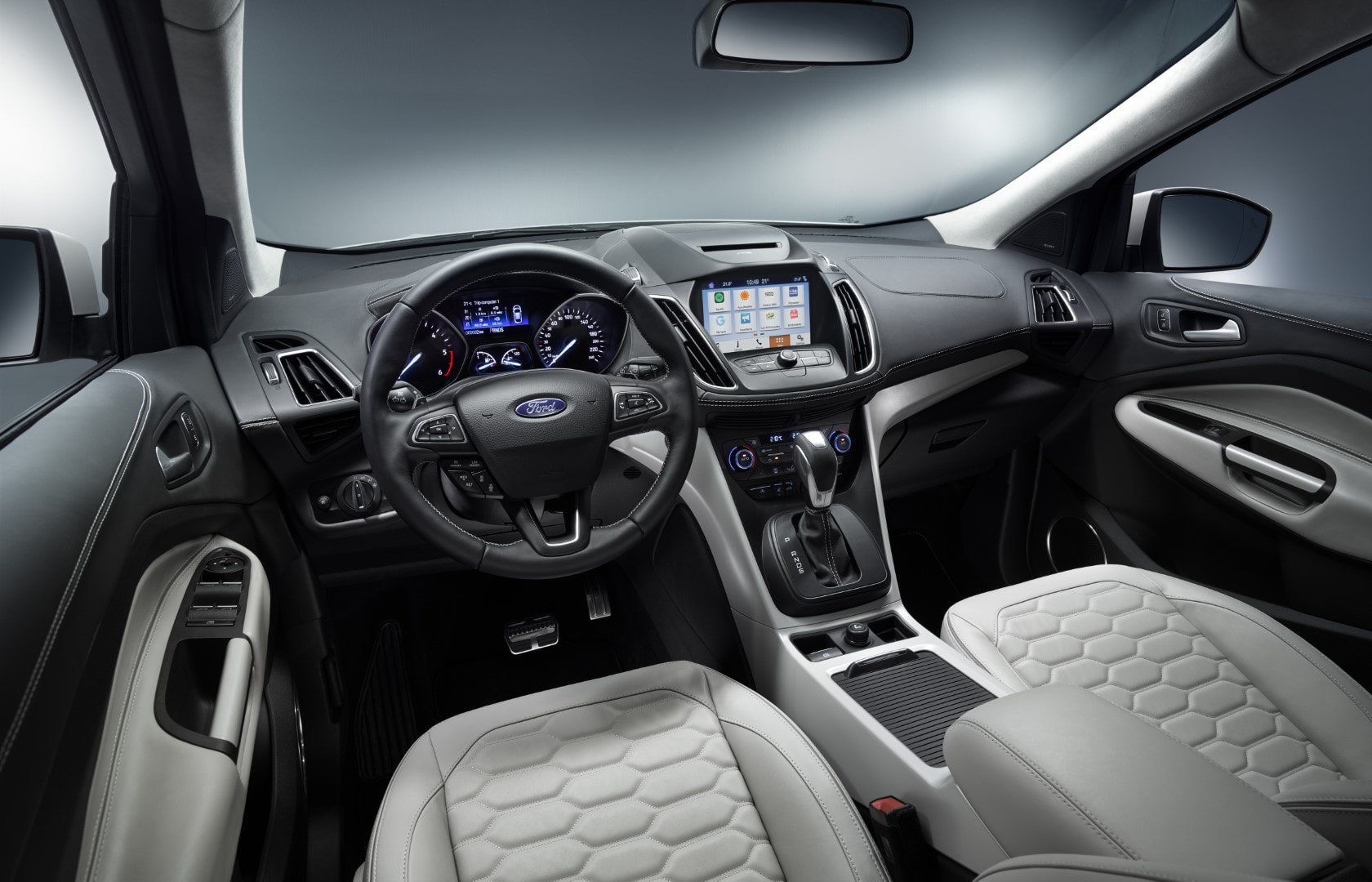 Vista del interior del Ford Kuga Híbrido con techo panorámico.