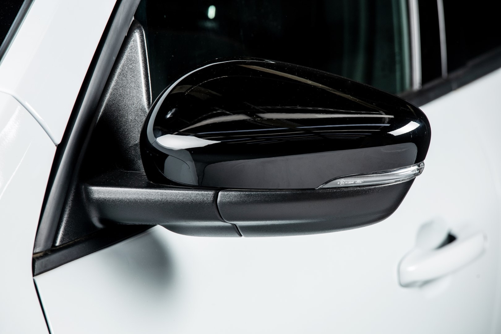 Diseño moderno del panel de instrumentos y consola central del Kuga Híbrido.