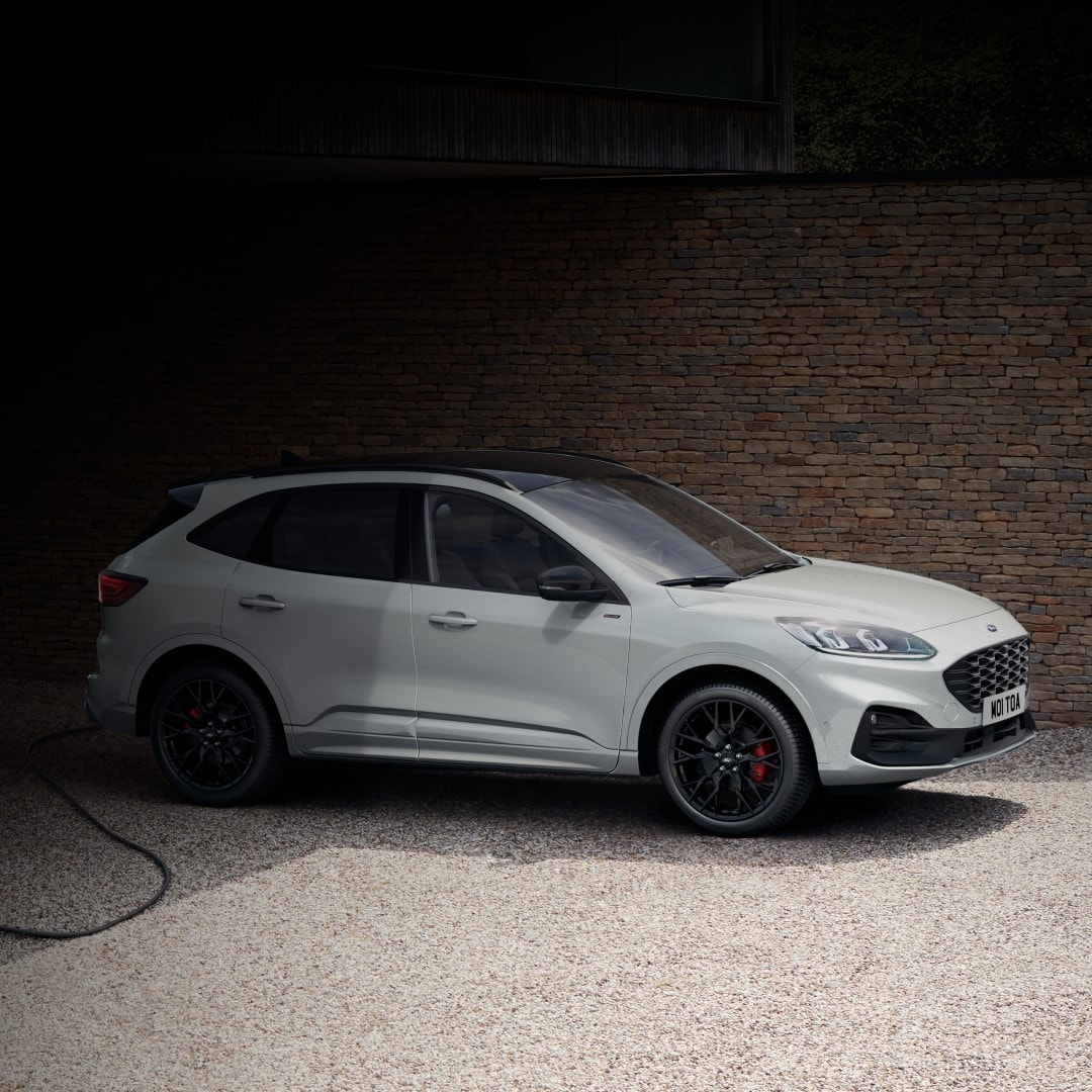 Usuario interactuando con la aplicación del Ford Kuga Híbrido.