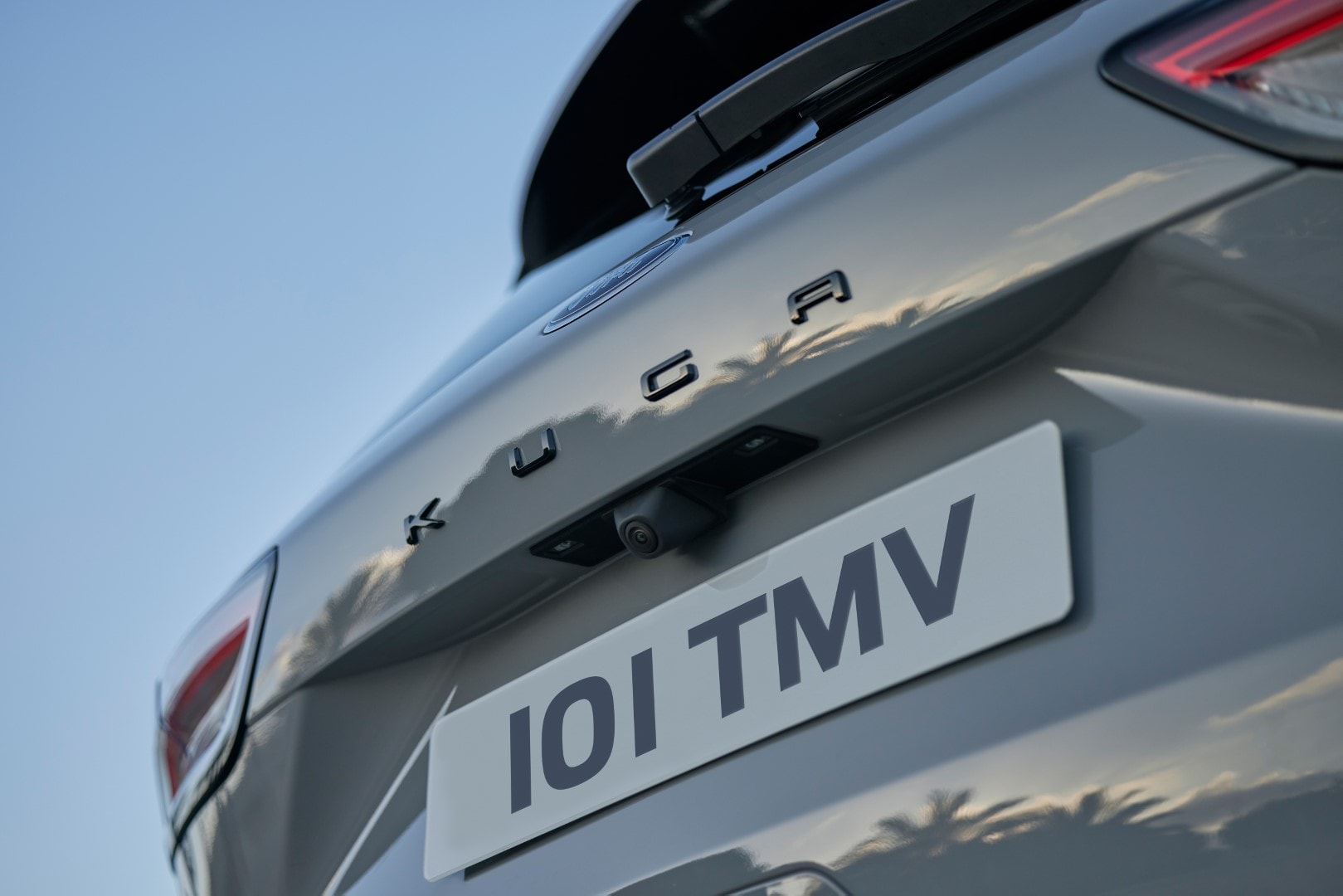 Enfoque cercano del emblema y cámara de marcha atrás en el Ford Kuga.