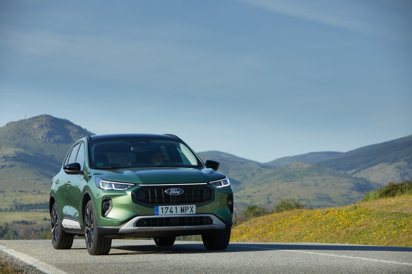 Imagen del Ford Kuga mostrando su diseño frontal y lateral en carretera.