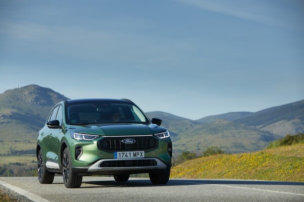 Imagen del Ford Kuga mostrando su diseño frontal y lateral en carretera. Imagen del Ford Kuga mostrando su diseño frontal y lateral en carretera.