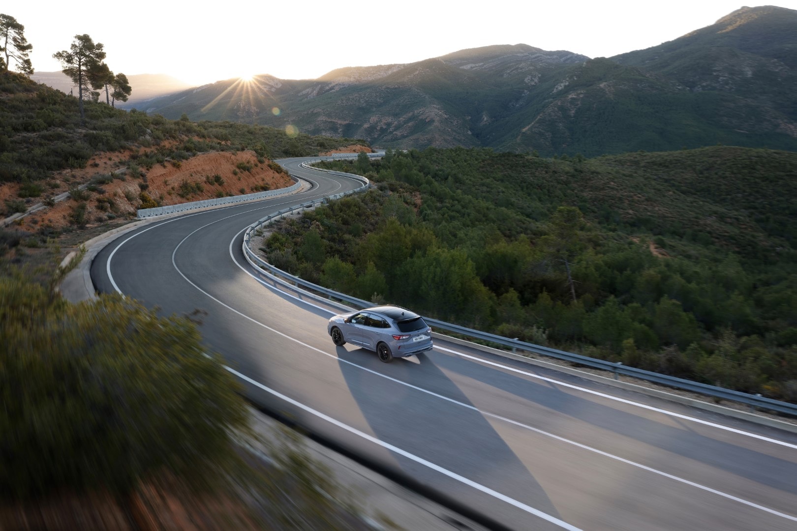 Ford Kuga en carretera serpenteante demostrando sus cualidades dinámicas
