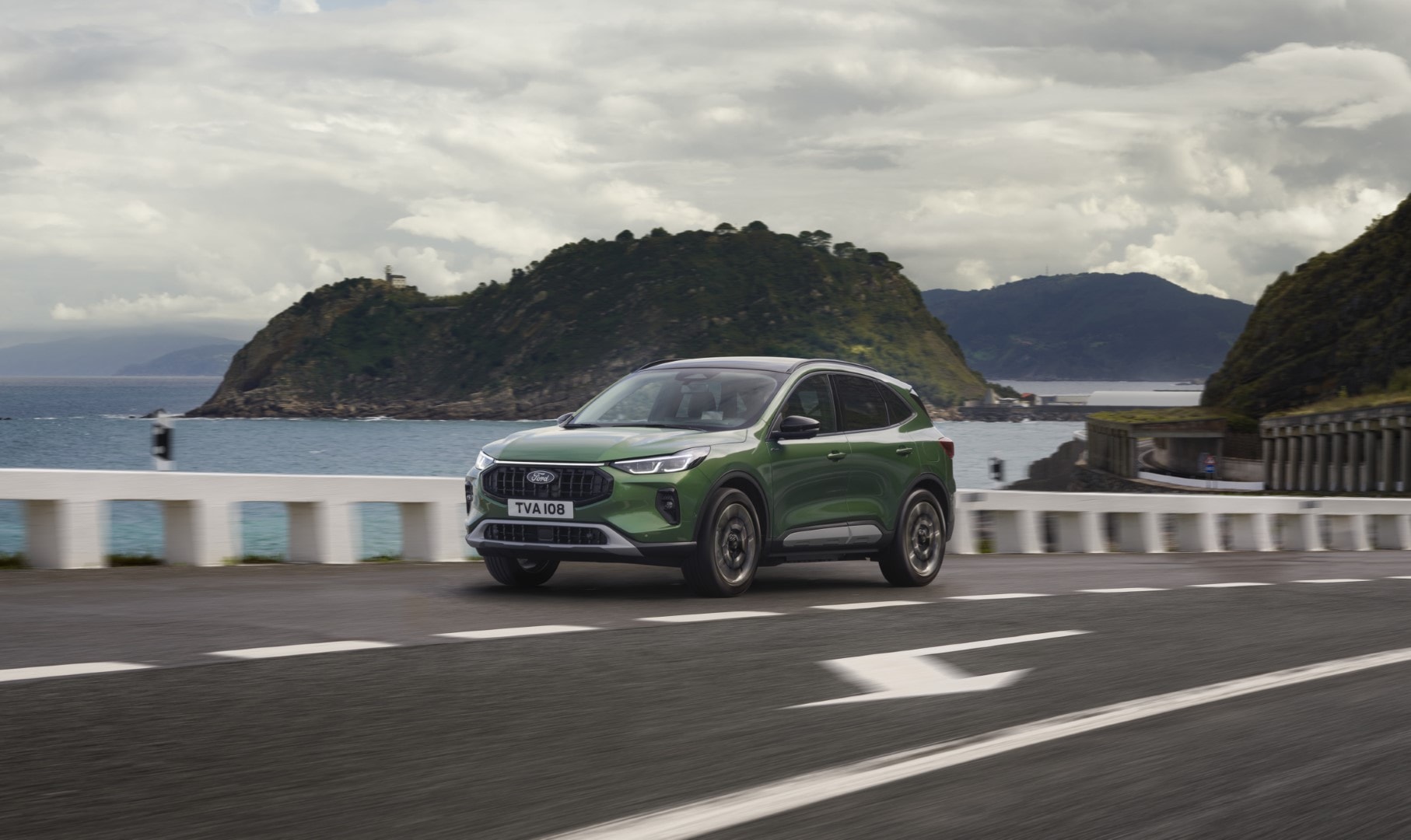 Vista lateral del Ford Kuga en movimiento mostrando su perfil aerodinámico.