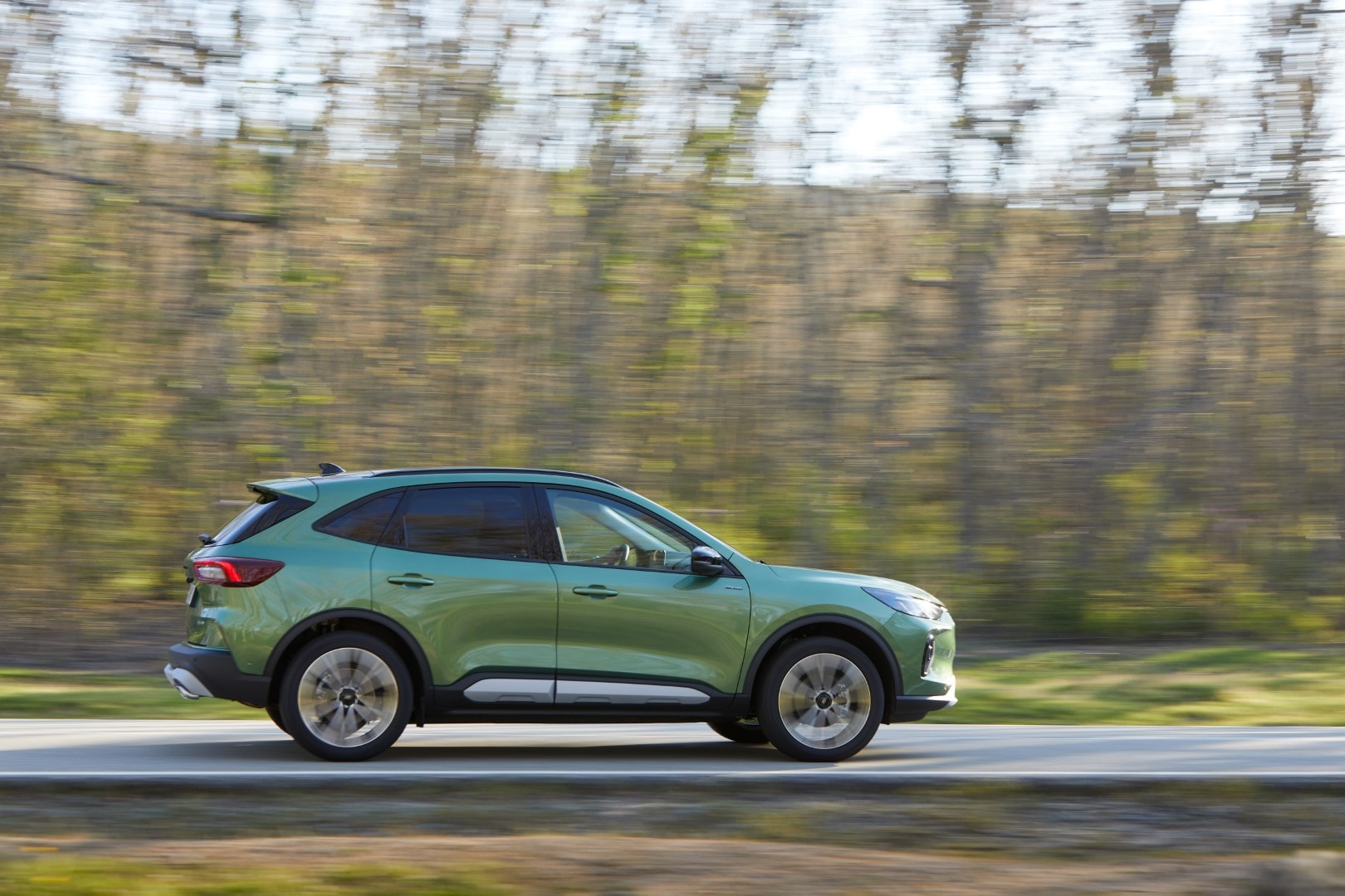 Perfil lateral del Ford Kuga destacando su dinámica de conducción.