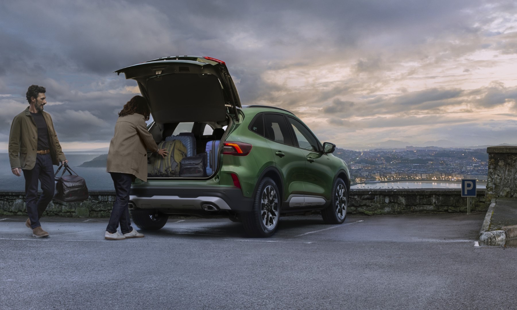 Vista trasera del Ford Kuga con el maletero abierto, mostrando su amplio espacio de carga.