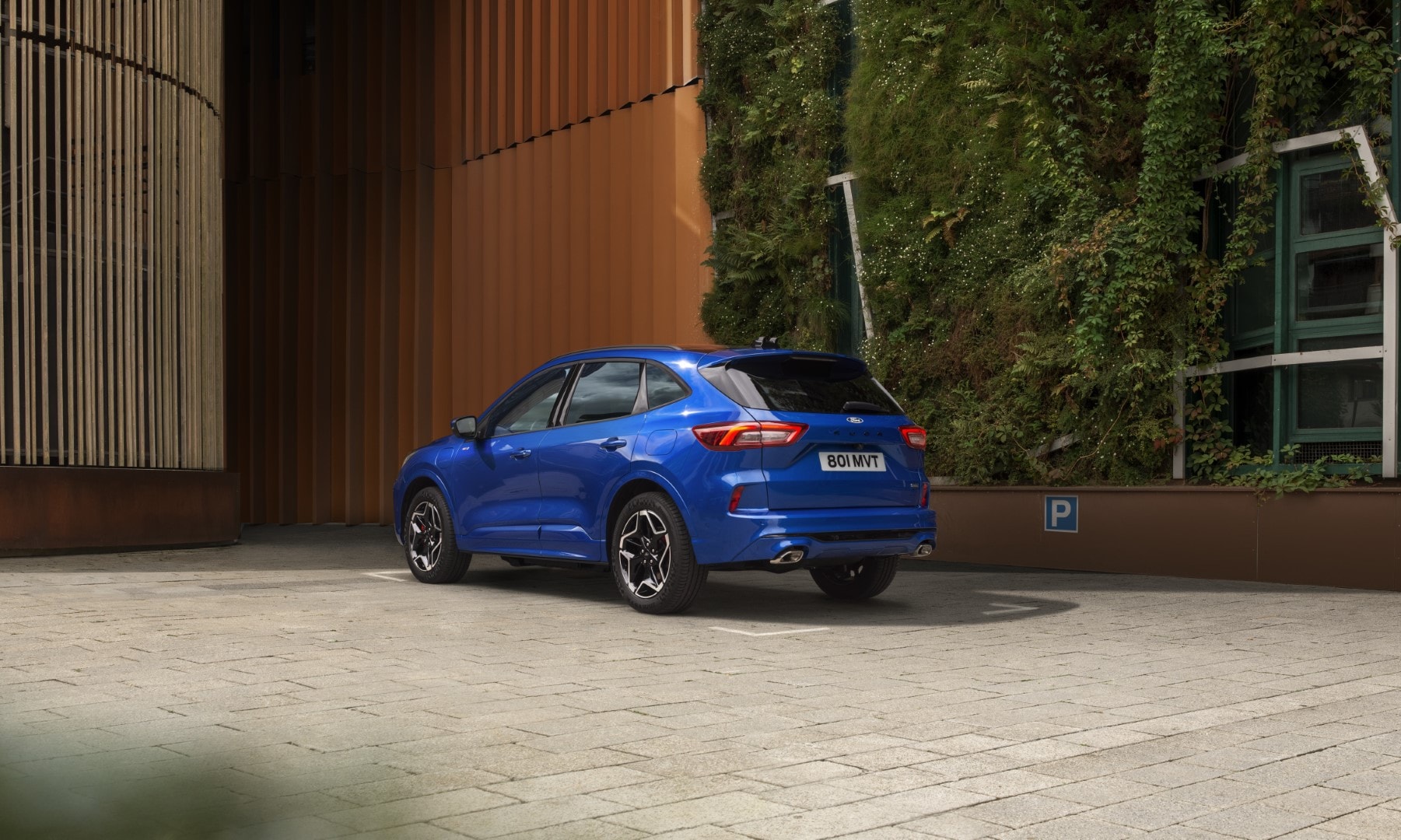 Vista trasera y lateral del Ford Kuga en entorno urbano