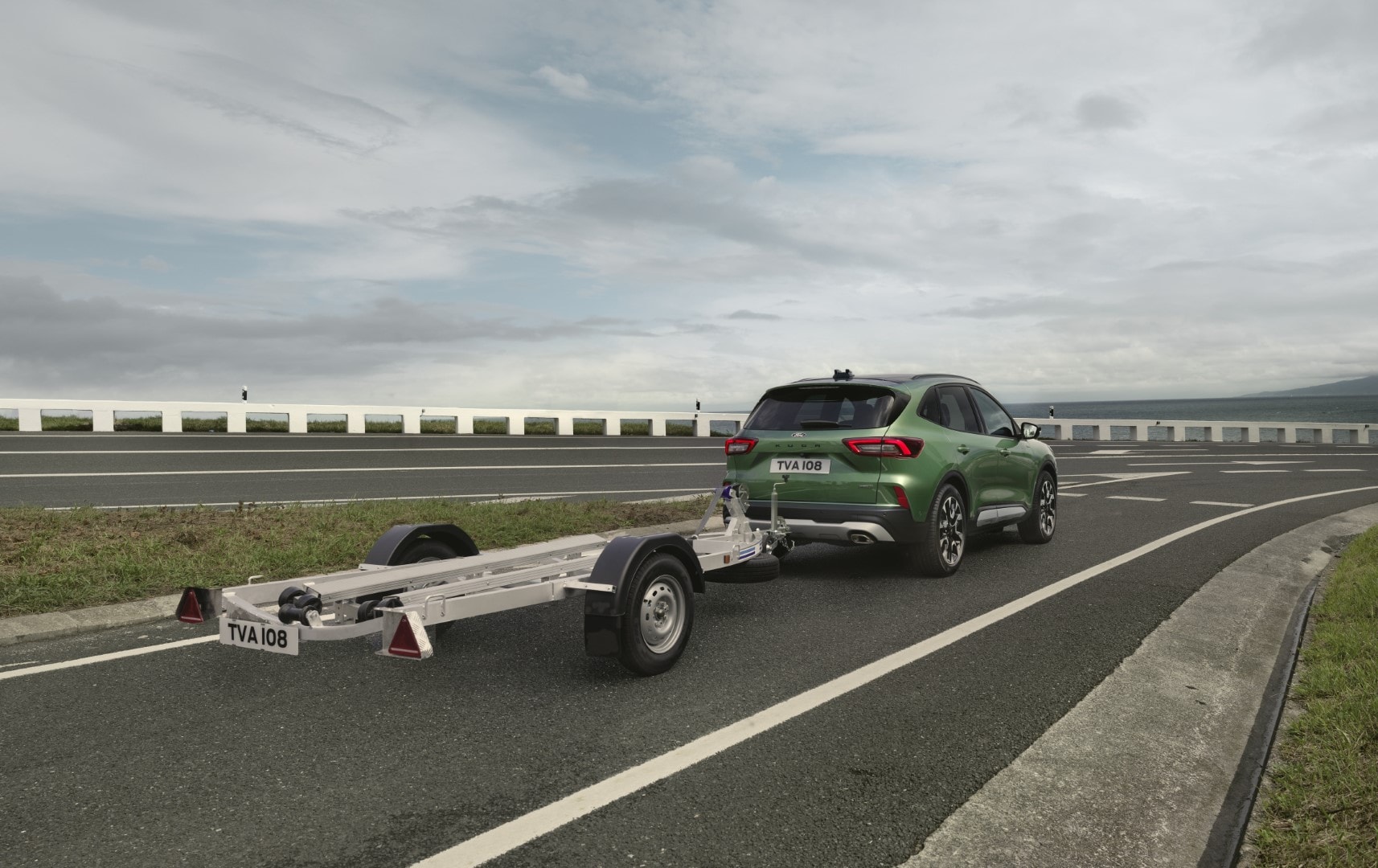 Vista trasera del Ford Kuga demostrando su capacidad de remolque.