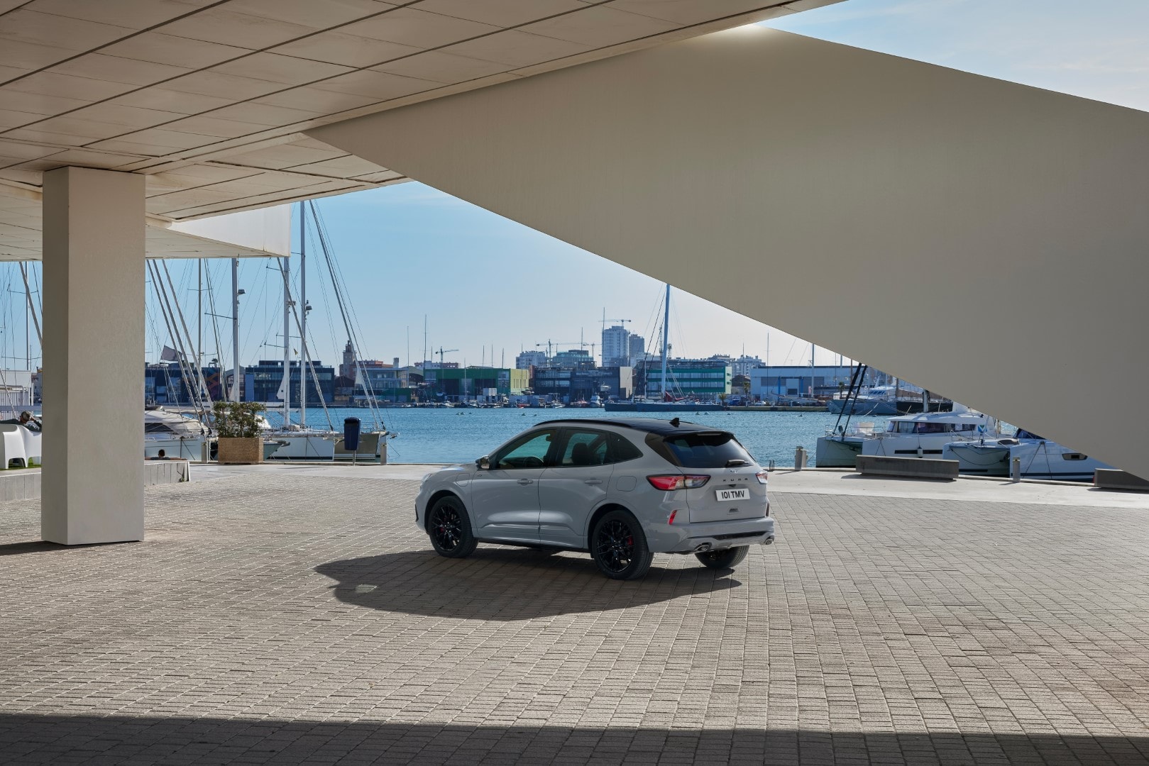 Perspectiva trasera lateral del Ford Kuga en un entorno urbano.