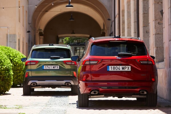 Imagen de la zaga de dos Ford Kuga estacionados, destacando ópticas y diseño. Imagen de la zaga de dos Ford Kuga estacionados, destacando ópticas y diseño.