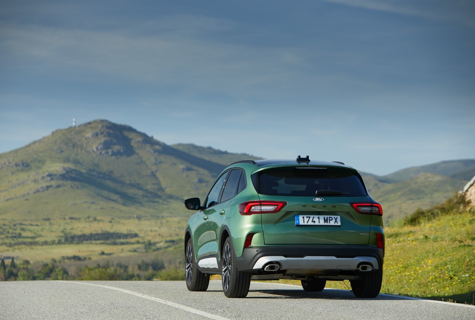 Vista trasera y lateral del Ford Kuga en un entorno natural, enfatizando su presencia y diseño.