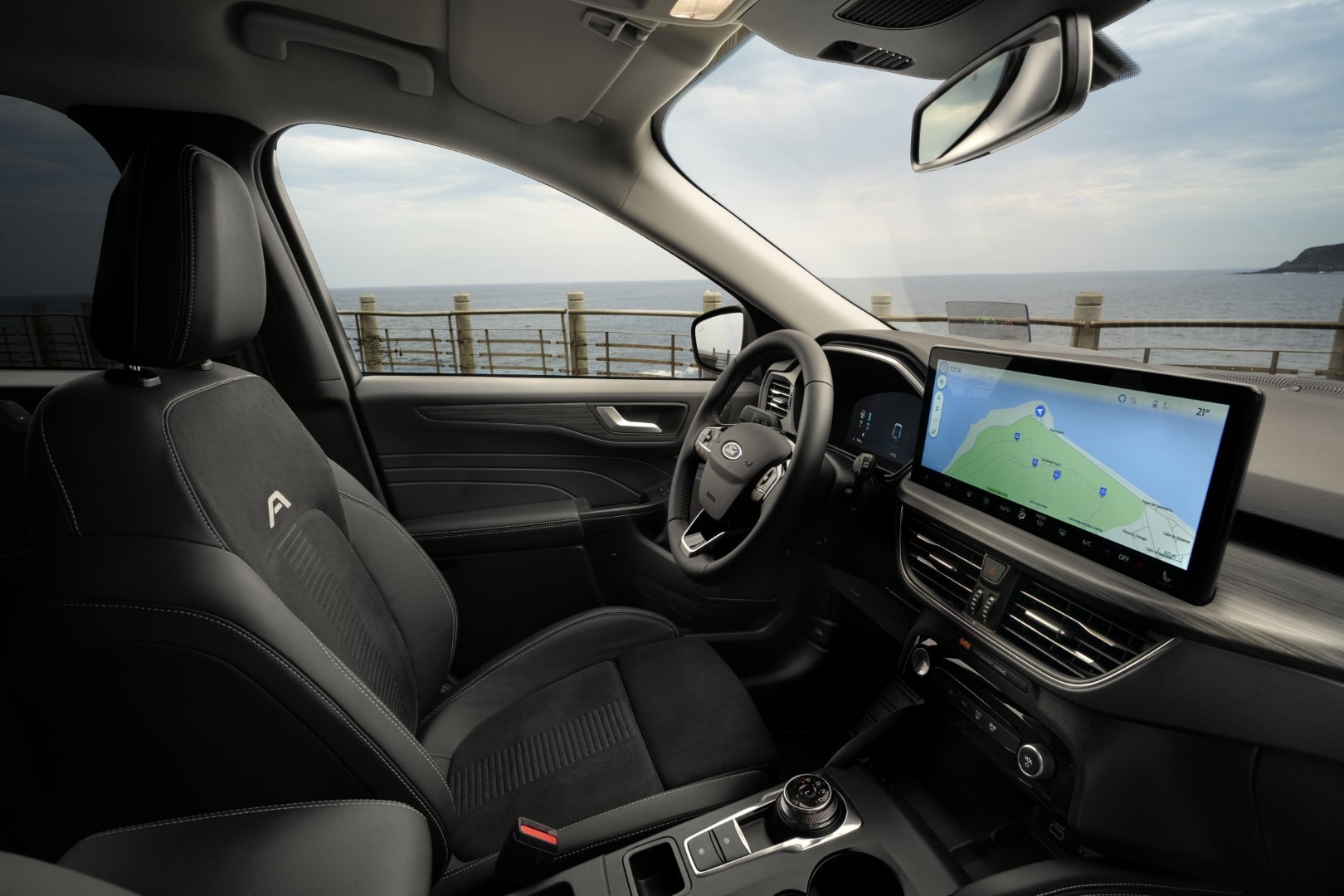 Interior del Ford Kuga, mostrando el diseño ergonómico de los asientos y la consola.