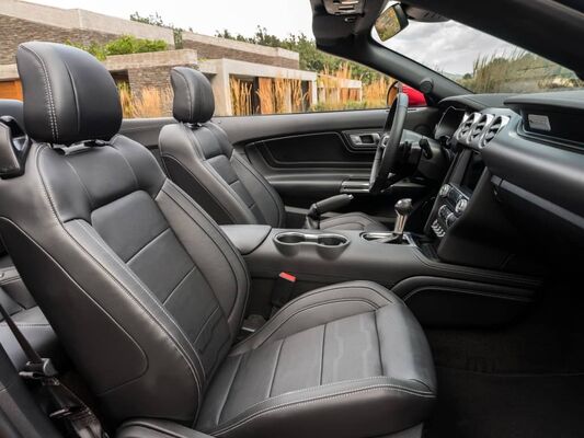 Asientos delanteros del Mustang Cabrio, confort y deportividad en un interior. Asientos delanteros del Mustang Cabrio, confort y deportividad en un interior.