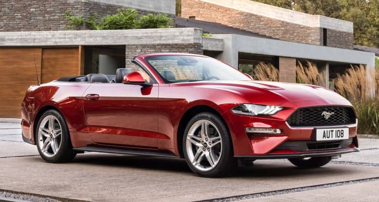 Vista frontal y lateral que muestra la elegancia del Ford Mustang Cabrio.