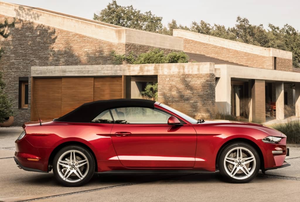 Perfil del Mustang Cabrio con el techo cerrado, mostrando su versatilidad.