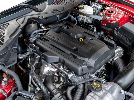Motor del Mustang Cabrio, reflejo de su rendimiento y potencia deportiva. Motor del Mustang Cabrio, reflejo de su rendimiento y potencia deportiva.