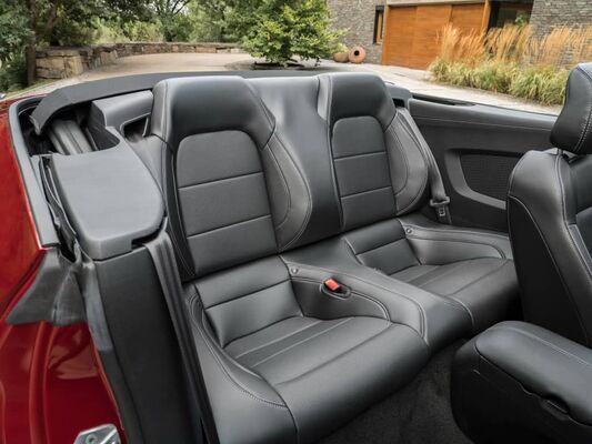 Asientos traseros del Mustang Cabrio combinando estilo y funcionalidad. Asientos traseros del Mustang Cabrio combinando estilo y funcionalidad.