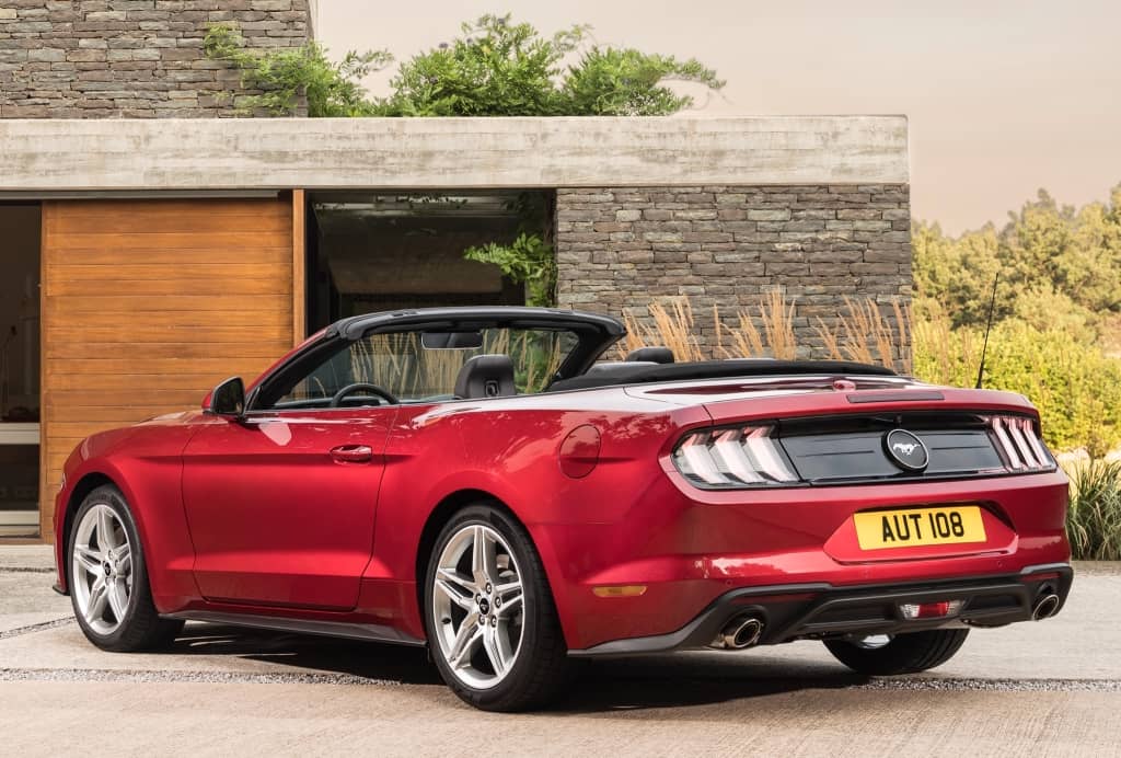 Perspectiva trasera y lateral del Mustang Cabrio destacando su diseño.
