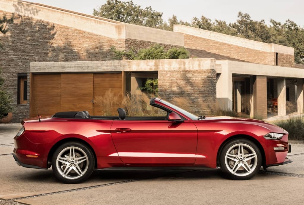 Perfil lateral del Mustang Cabrio, subrayando sus líneas aerodinámicas.