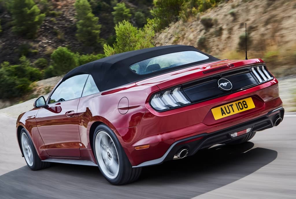 Vista trasera del Mustang Cabrio con techo plegable, perfecta para disfrutar del aire libre.