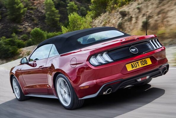 Vista trasera del Mustang Cabrio con techo plegable, perfecta para disfrutar del aire libre. Vista trasera del Mustang Cabrio con techo plegable, perfecta para disfrutar del aire libre.