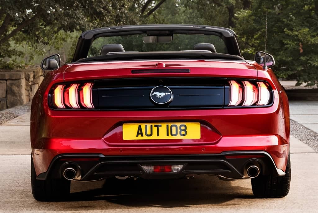 Vista trasera del Mustang Cabrio que muestra la potencia de su diseño.