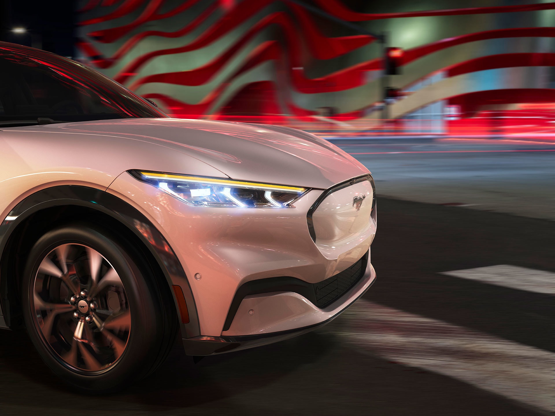 Primer plano faro delantero Mustang Mach-E, diseño LED destacable