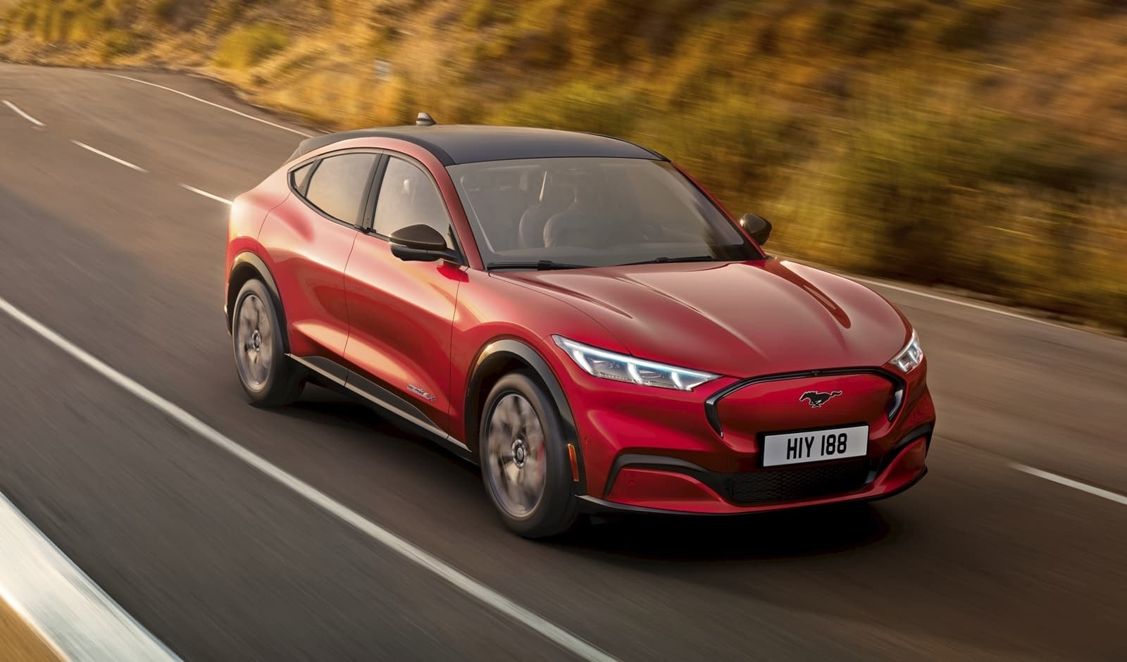 El Mach-e captado en movimiento, destacando su figura aerodinámica.