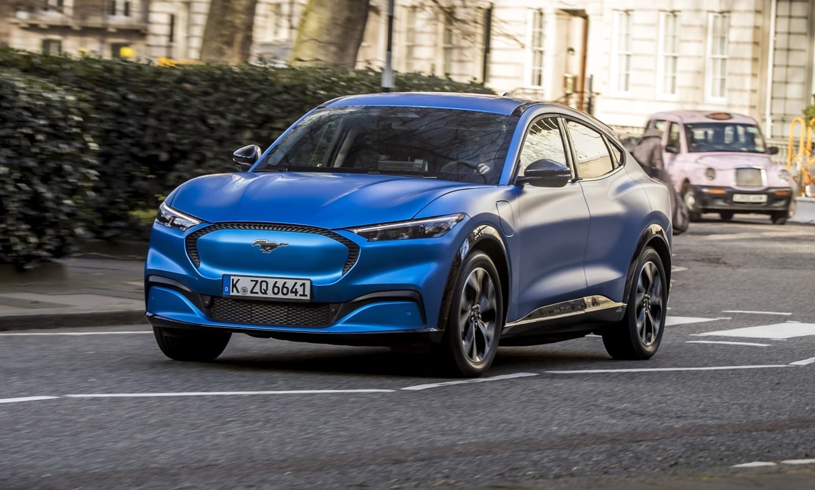 Perfil robusto del Mustang Mach-E en un entorno urbano.