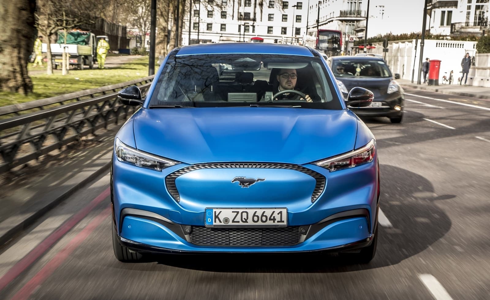 Vista dinámica del Ford Mustang Mach-E en plena calle.