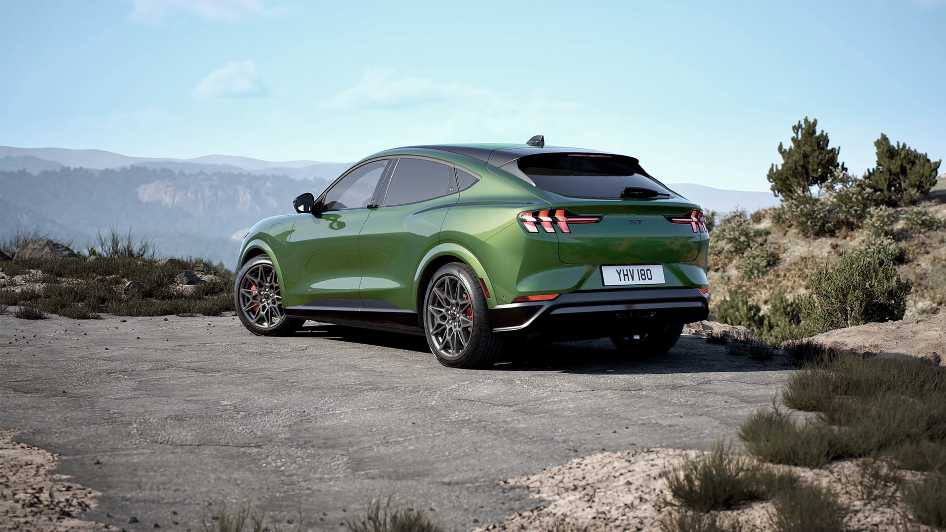 Vista trasera del Ford Mustang Mach-E en color verde, destacando su diseño robusto.
