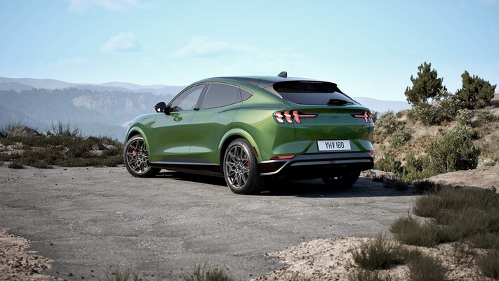 Vista trasera del Ford Mustang Mach-E en color verde, destacando su diseño robusto. Vista trasera del Ford Mustang Mach-E en color verde, destacando su diseño robusto.