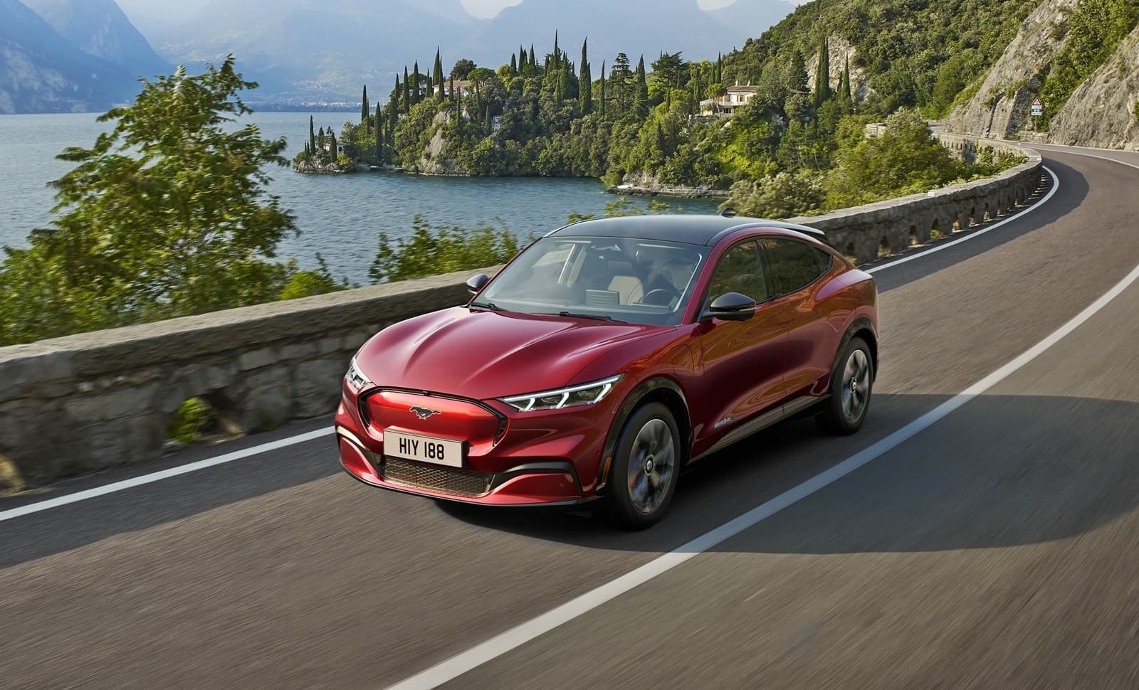 El Mustang Mach-e tomando curvas con un fondo escénico.