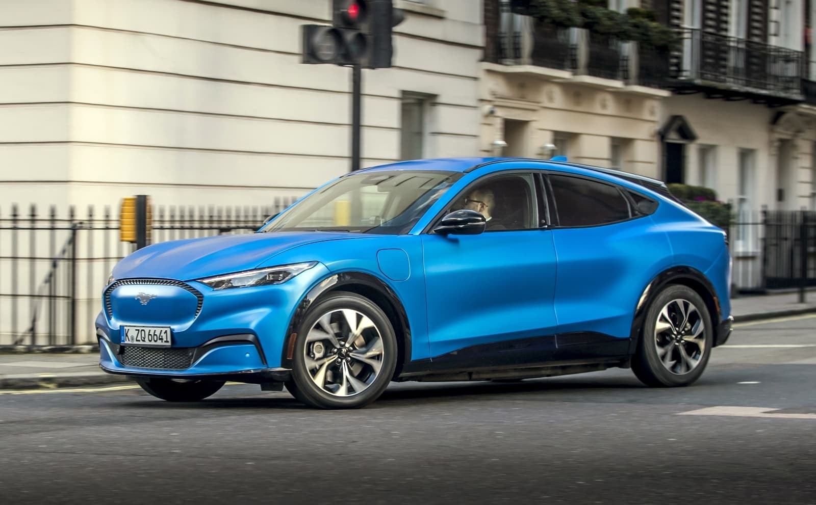 Frontal agresivo del Mustang Mach-E con su característica parrilla cerrada.