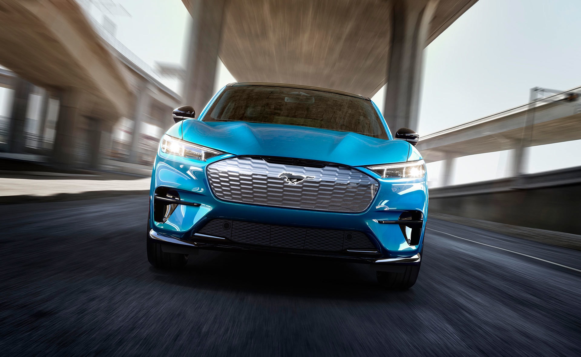 Ángulo de tres cuartos trasero del Mach-E, enfatizando su diseño aerodinámico.